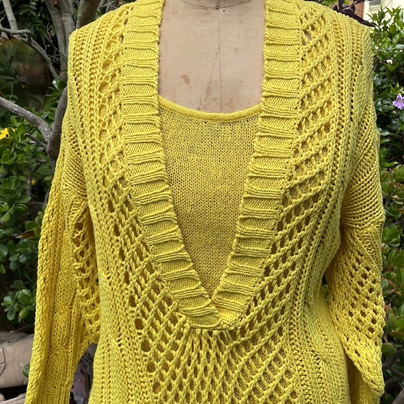 Beautiful linen and cotton knit sweater by Michael Carrie with inside shell. - Picture 2 of 5